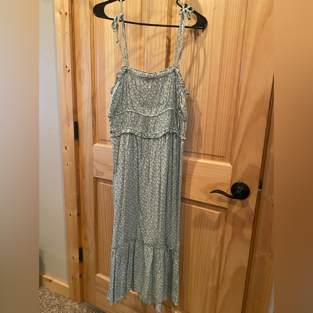 Women’s floral dress, blue.